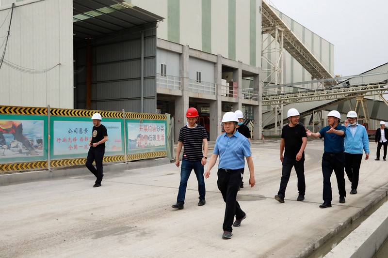 熊良虎在沉庆市中科大业集团调查时强调：对峙生态优先战术，想好生态经、走好扶贫路