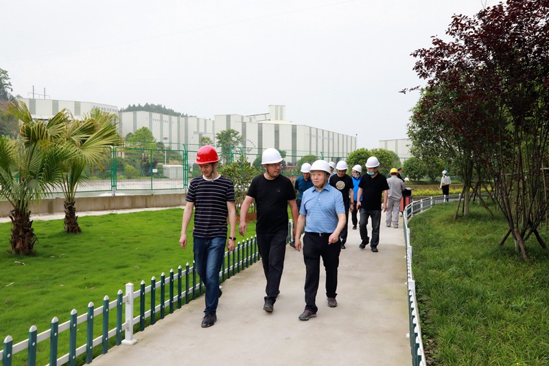 熊良虎在沉庆市中科大业集团调查时强调：对峙生态优先战术，想好生态经、走好扶贫路