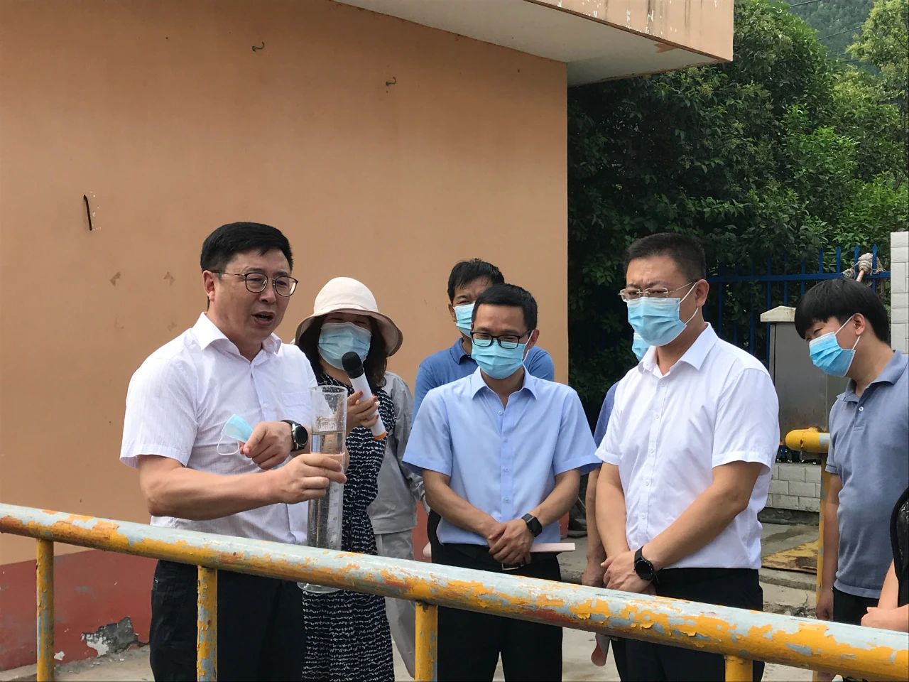丹凤县政协主席周建政一行到丹凤县污水处置厂发展县域生态环境；ぷㄌ獾餮