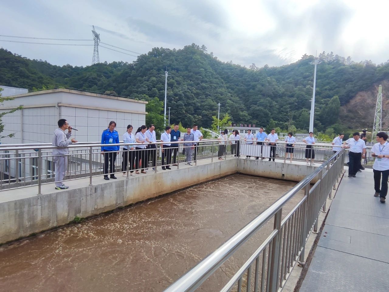 水环境商南公司结合商洛市生态环境局商南县分局发展J9集团设施向公家盛开活动