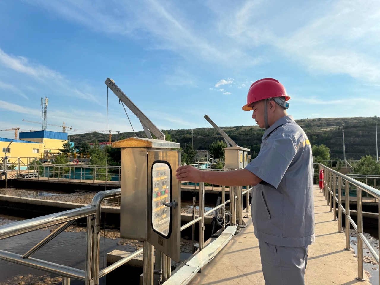 水环境公司职工贺虎荣获神木市人民当局宣告的“2023年度生态环境；すぷ飨冉孜摇比儆称号